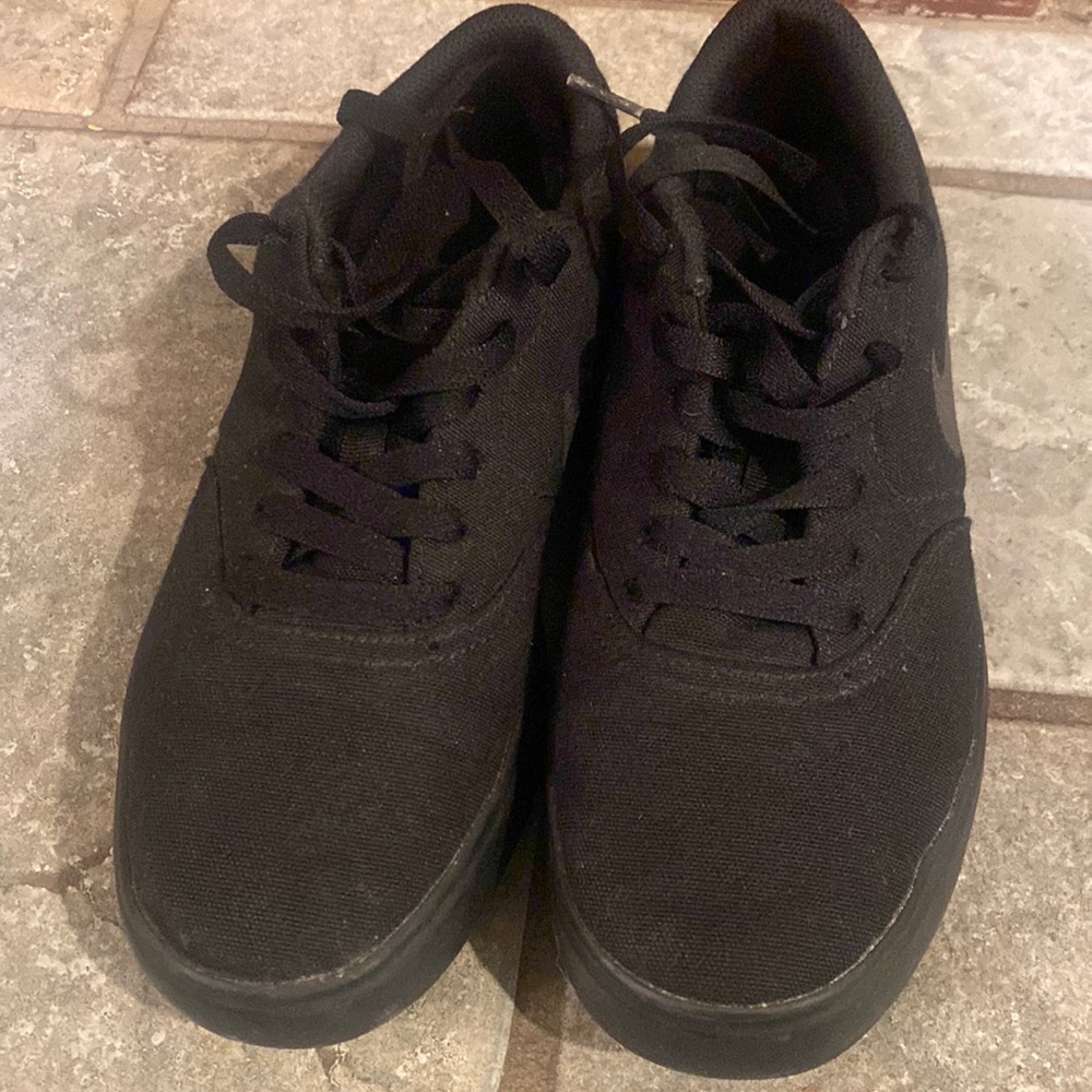 Nike black on black sneakers. Good used condition.